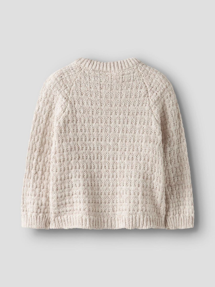 Lil' Atelier Strickjacke Novelle Peach Detailansicht - hochwertige Strickqualität und praktische Knöpfe für einfaches An- und Ausziehen