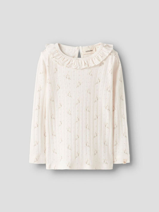 Weißes Langarmshirt mit Rüschenkragen und einem Knopf am Rücken aus 50% Bio-Baumwolle, 50% TENCEL™ Modal von Lil' Atelier - Vorderansicht