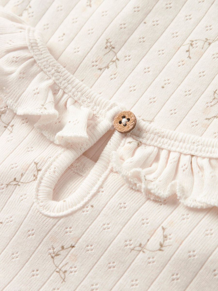 Weißes Langarmshirt mit Rüschenkragen und einem Knopf am Rücken aus 50% Bio-Baumwolle, 50% TENCEL™ Modal von Lil' Atelier - Detailansicht