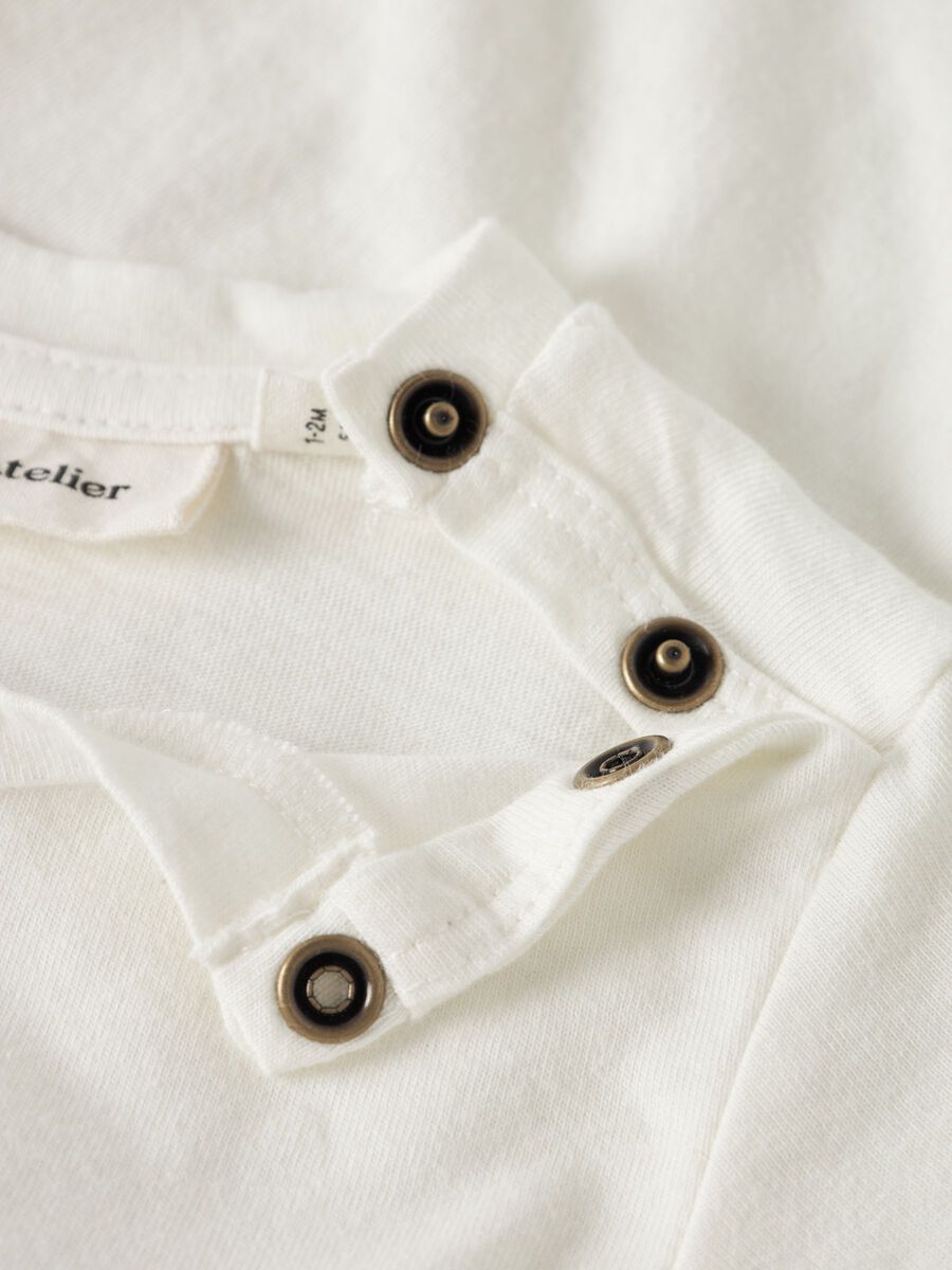 Weißer Langarmbody mit Kaktusmotiv und Druckknöpfen von Lil Atelier aus 100% Bio-Baumwolle - Detailansicht Druckknöpfe am Kragen