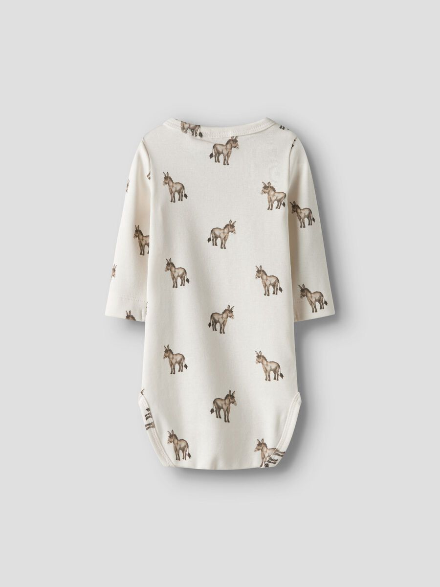 Lil' Atelier Baby-Body in Coconut Milk mit Esel-Allover-Print - bequem und praktisch für das ganze Jahr