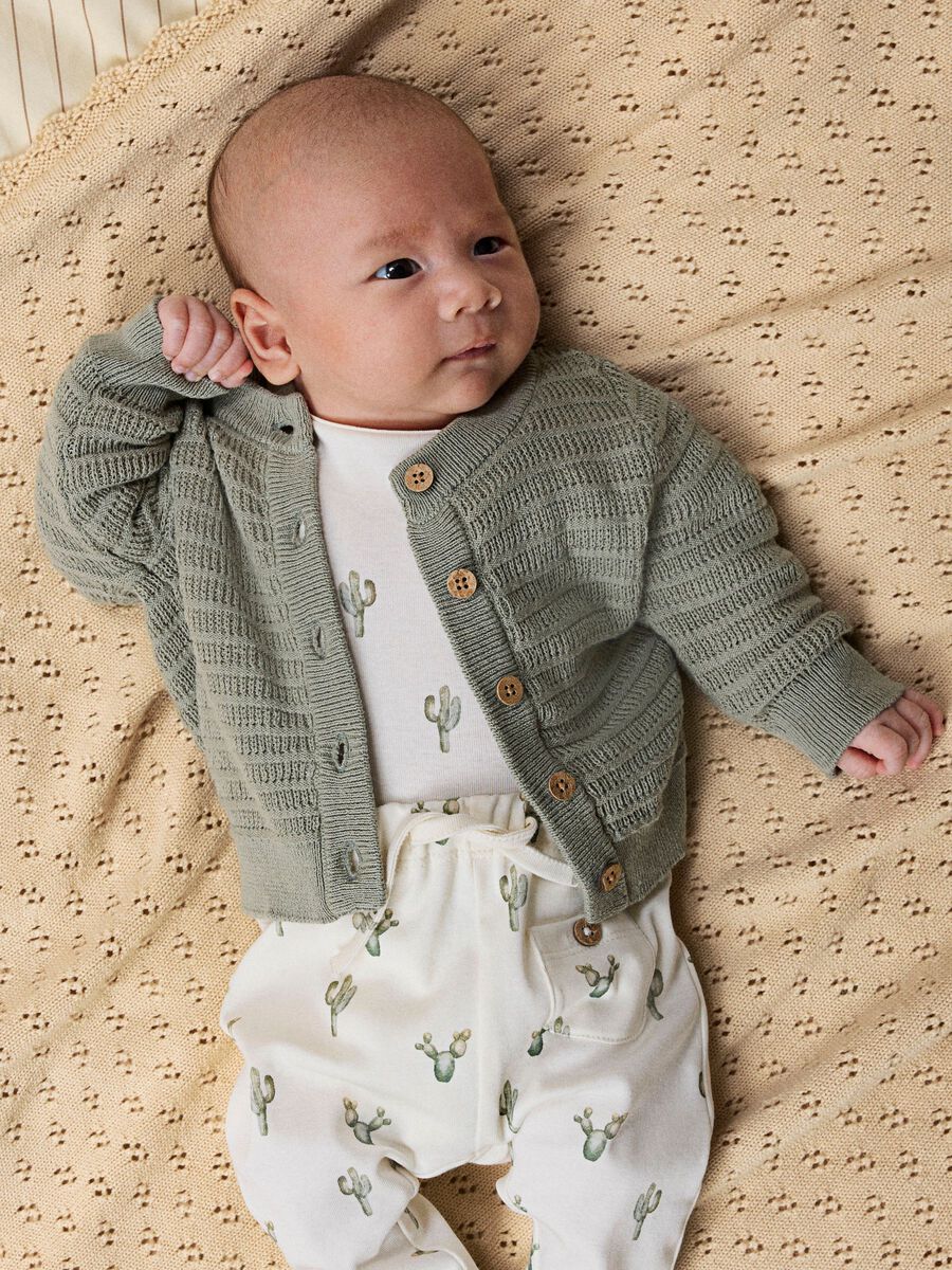 Strickjacke Lil' Atelier für Baby, Detailansicht der Strickstruktur