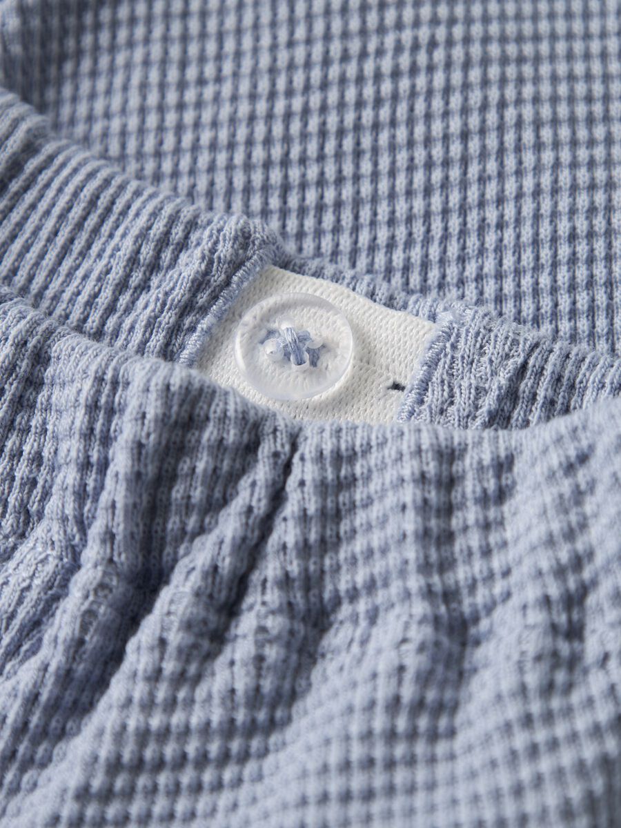 Hellblaue Stoffhose in Waffeloptik von Lil' Atelier aus 100% Bio-Baumwolle für den Frühling und Sommer - Detailansicht