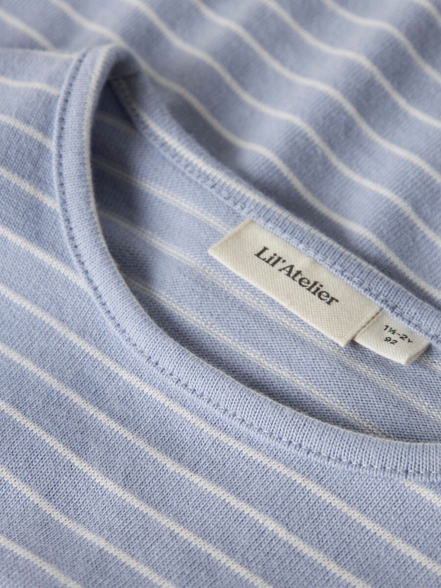 Lil' Atelier Langarmshirt Zen Blue Detailansicht - dehnbarer Jersey-Stoff mit weicher Innen- und Außenseite, perfekt für den Alltag