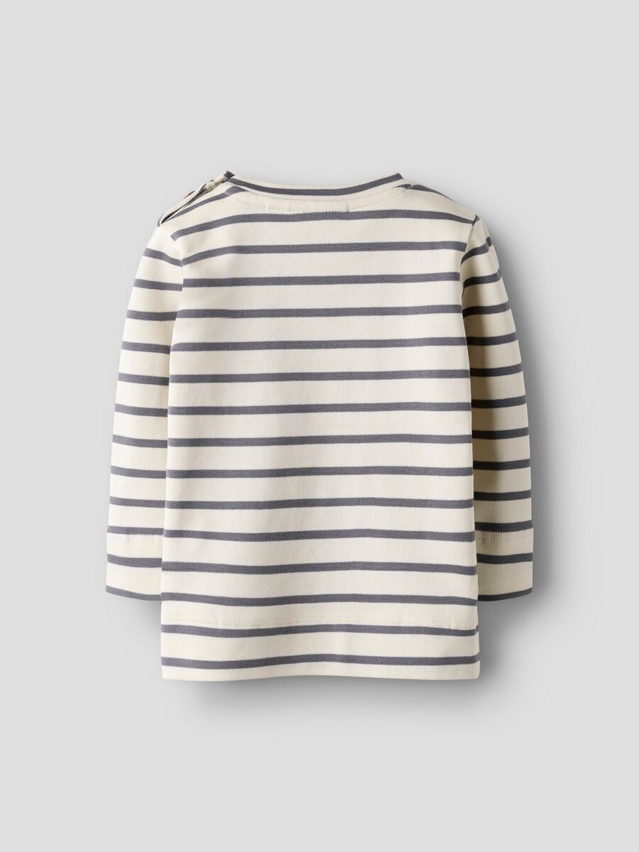 gestreiftes langarmshirt mit braugrauen streifen knöpfen an der schulter aus bio-baumwolle von lil' atelier für kinder und kleinkinder - rückansicht