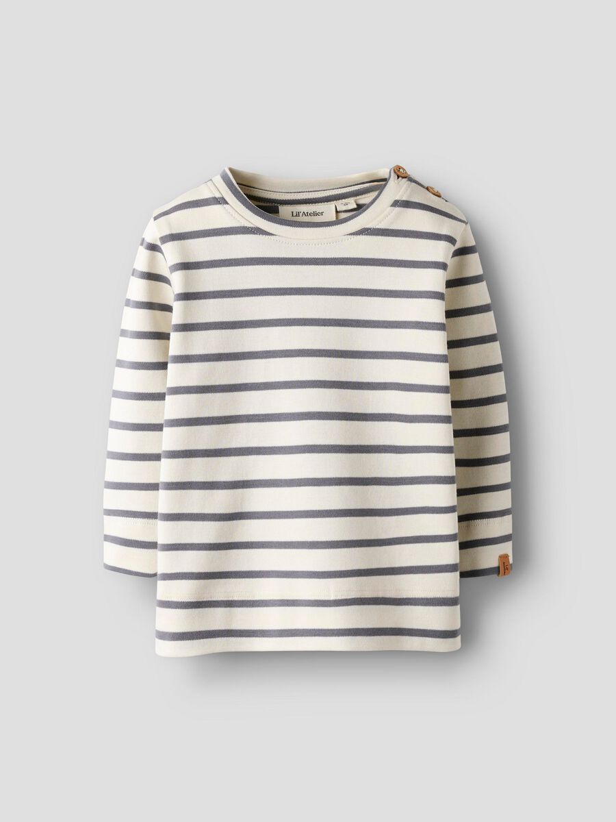 gestreiftes langarmshirt mit braugrauen streifen knöpfen an der schulter aus bio-baumwolle von lil' atelier für kinder und kleinkinder - vorderansicht