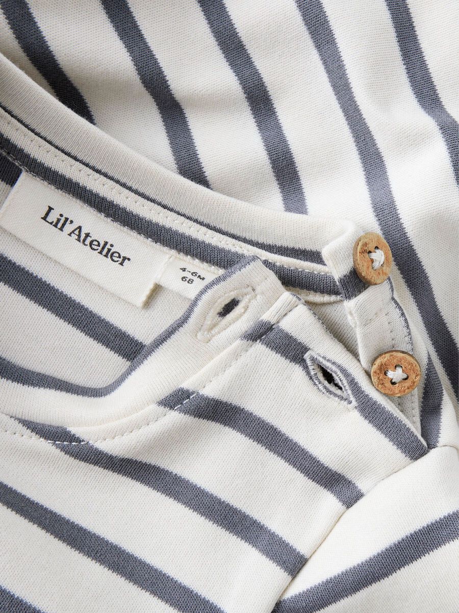 gestreiftes langarmshirt mit braugrauen streifen knöpfen an der schulter aus bio-baumwolle von lil' atelier für kinder und kleinkinder - detailansicht