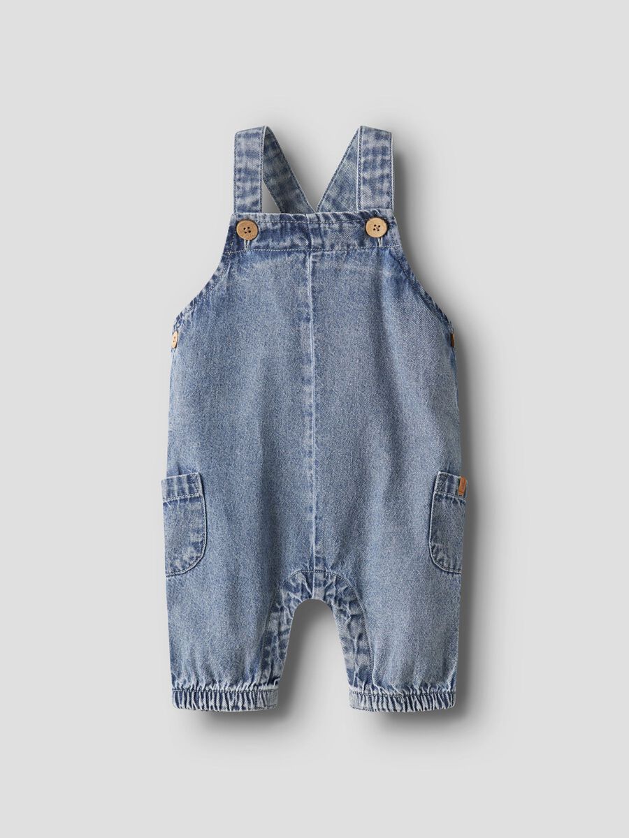 Jeansoverall Lil' Atelier für Baby in Blau, Vorderansicht
