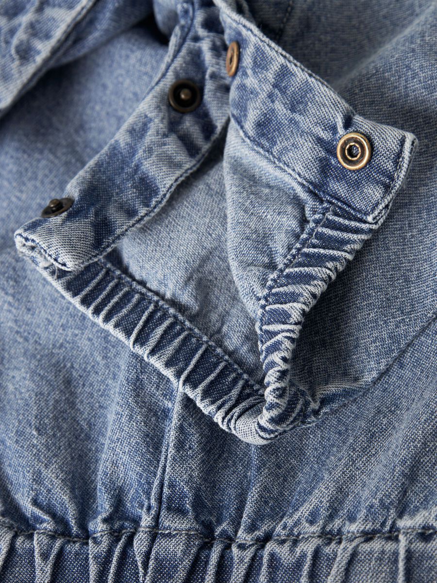 Jeansoverall Lil' Atelier für Baby, Detailansicht mit Trägern