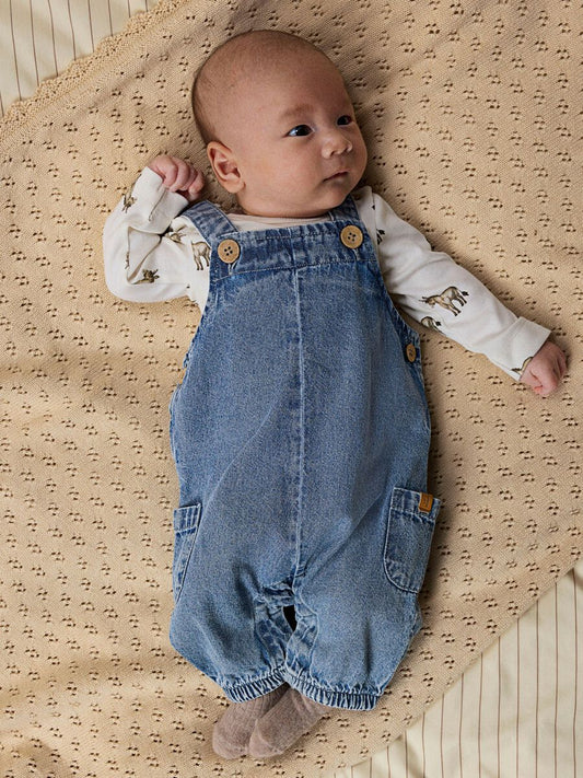 Jeansoverall Lil' Atelier für Baby, Detailansicht mit Trägern