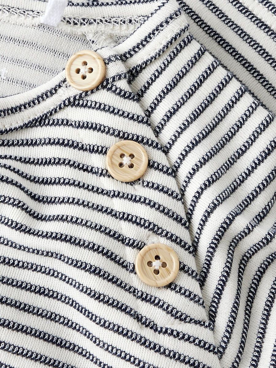 Gestreiftes Langarmshirt in Blau und Weiß von Name It aus 100% Bio-Baumwolle mit Knöpfen - Detailansicht