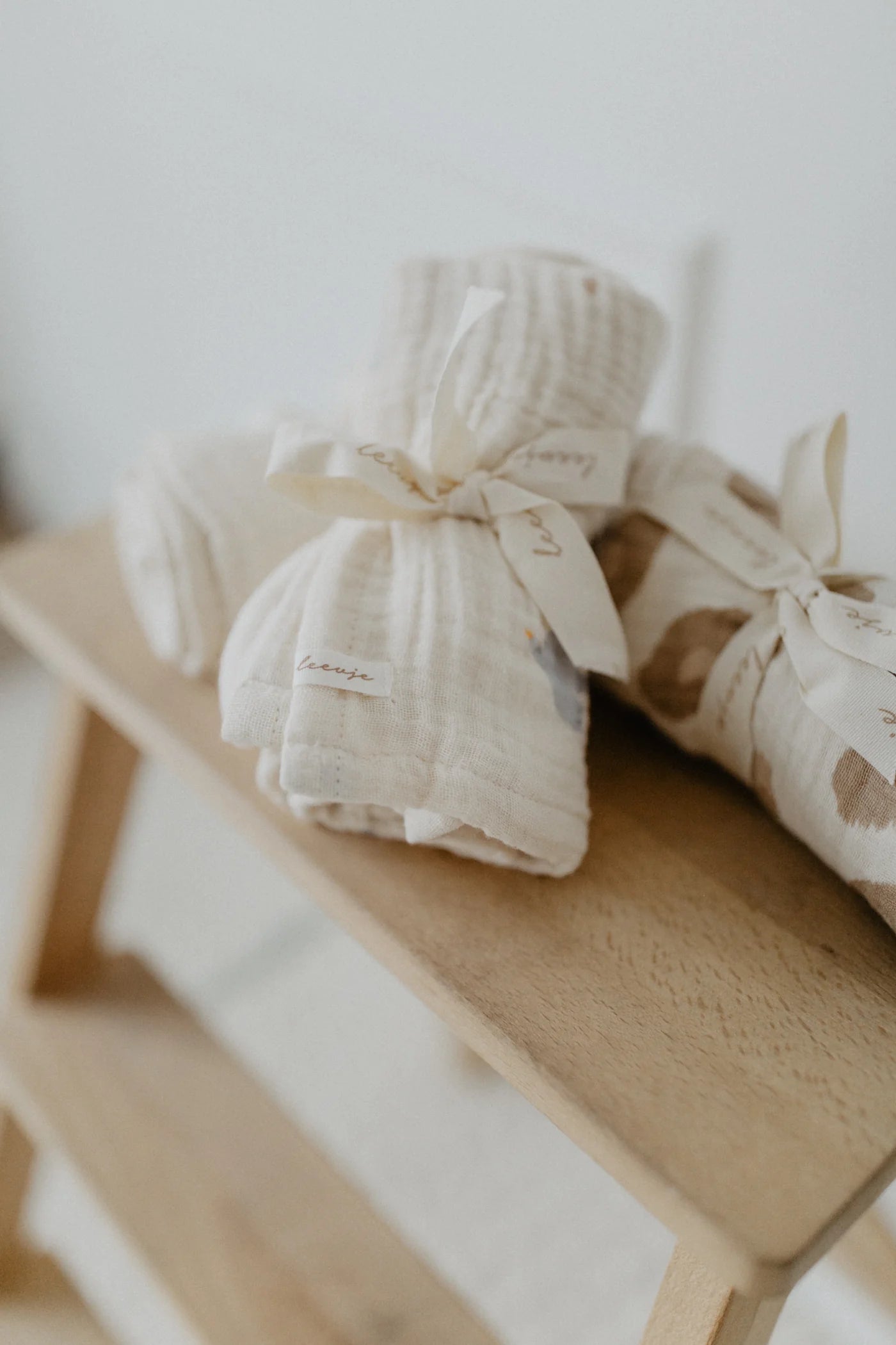 großes musselintuch 120 mal 120cm groß aus 100% bio-baumwolle von leevje mit hundemotiven - vorderansicht