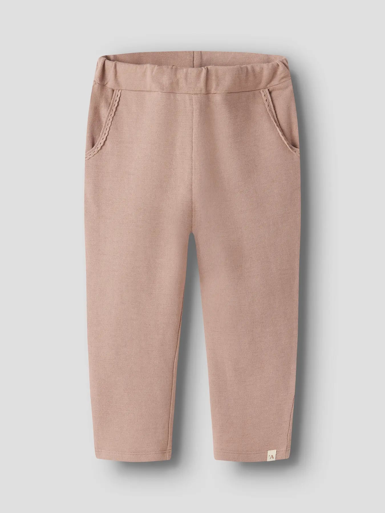 Stoffhose in Rose für das Frühjahr und den Sommer von Lil' Atelier aus Bio-Baumwolle und Recyceltem Polyester mit zwei Hosentaschen - Vorderansicht