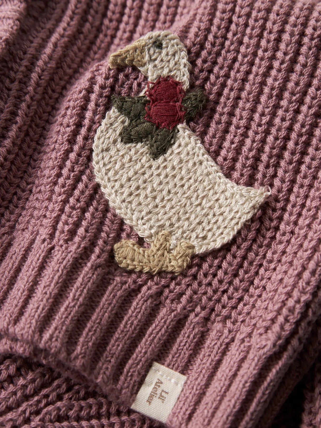 Strickweste mit Knöpfen und Gänsenmotiven aus Bio-Baumwolle von Lil' Atelier - Detailansicht Gans