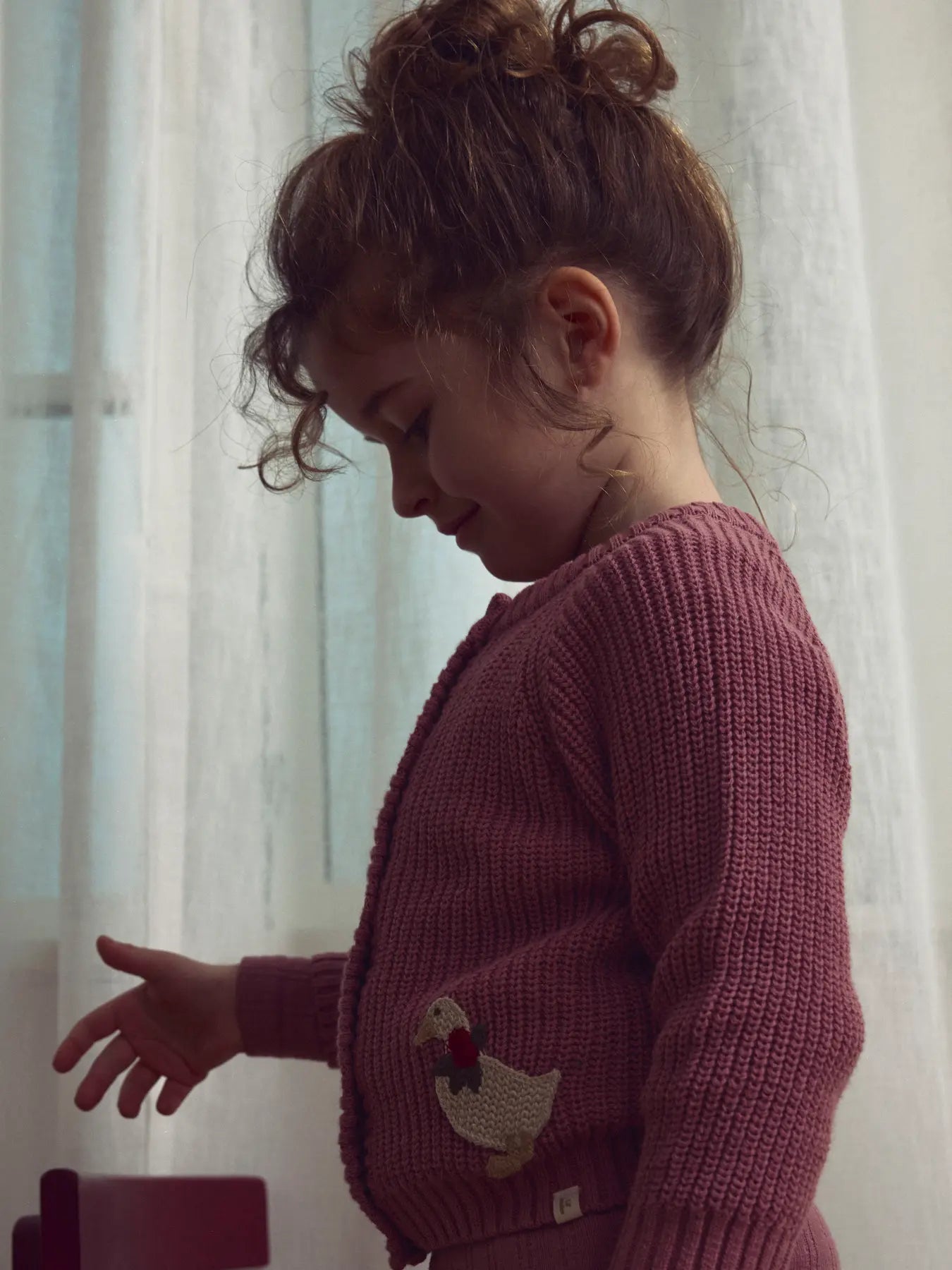 Strickweste mit Knöpfen und Gänsenmotiven aus Bio-Baumwolle von Lil' Atelier - Modellansicht Kind