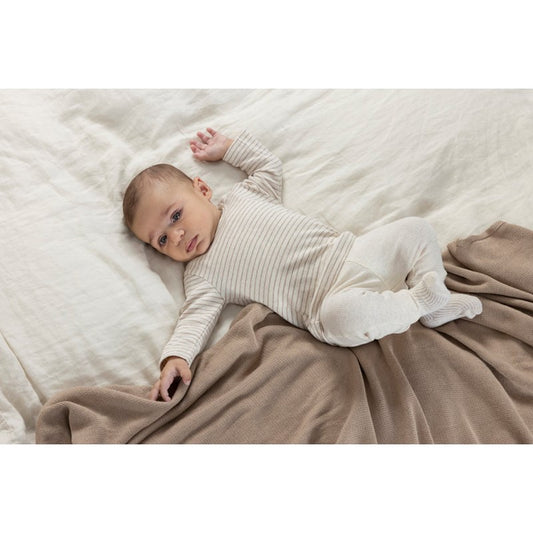 beige gerippte stoffhose mit umschlagbaren hosenbund aus baumwolle von feetje - modellansicht