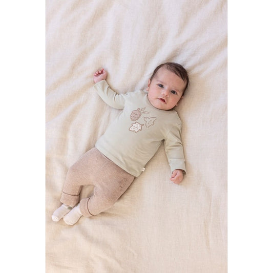 grünes langarmshirt mit zwei druckknöpfen und herbstlichem motiv von feetje aus baumwolle - modellansicht