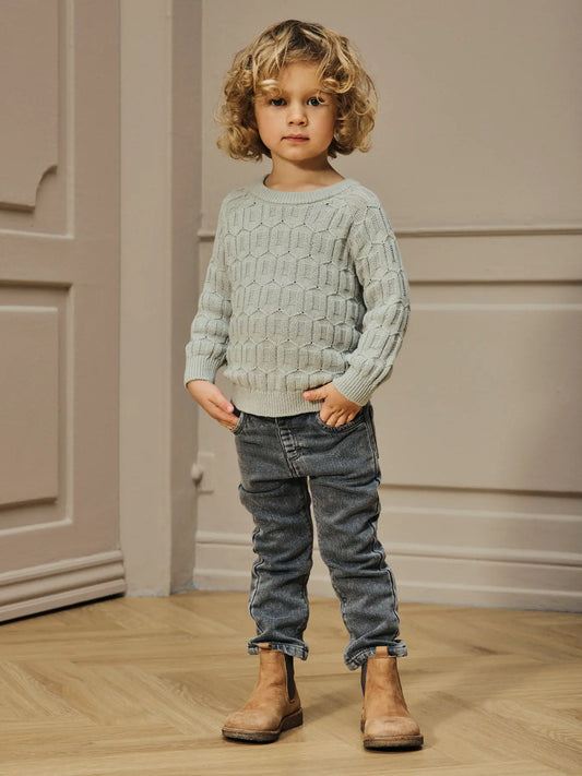 Baby Jeans Lil' Atelier in Medium Grey Denim - bequeme Jeans aus Bio-Baumwolle für Kleinkinder