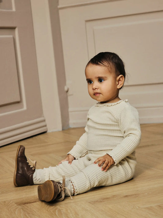 Langarmbody mit kleinem Kragen von Lil' Atelier - Modellansicht