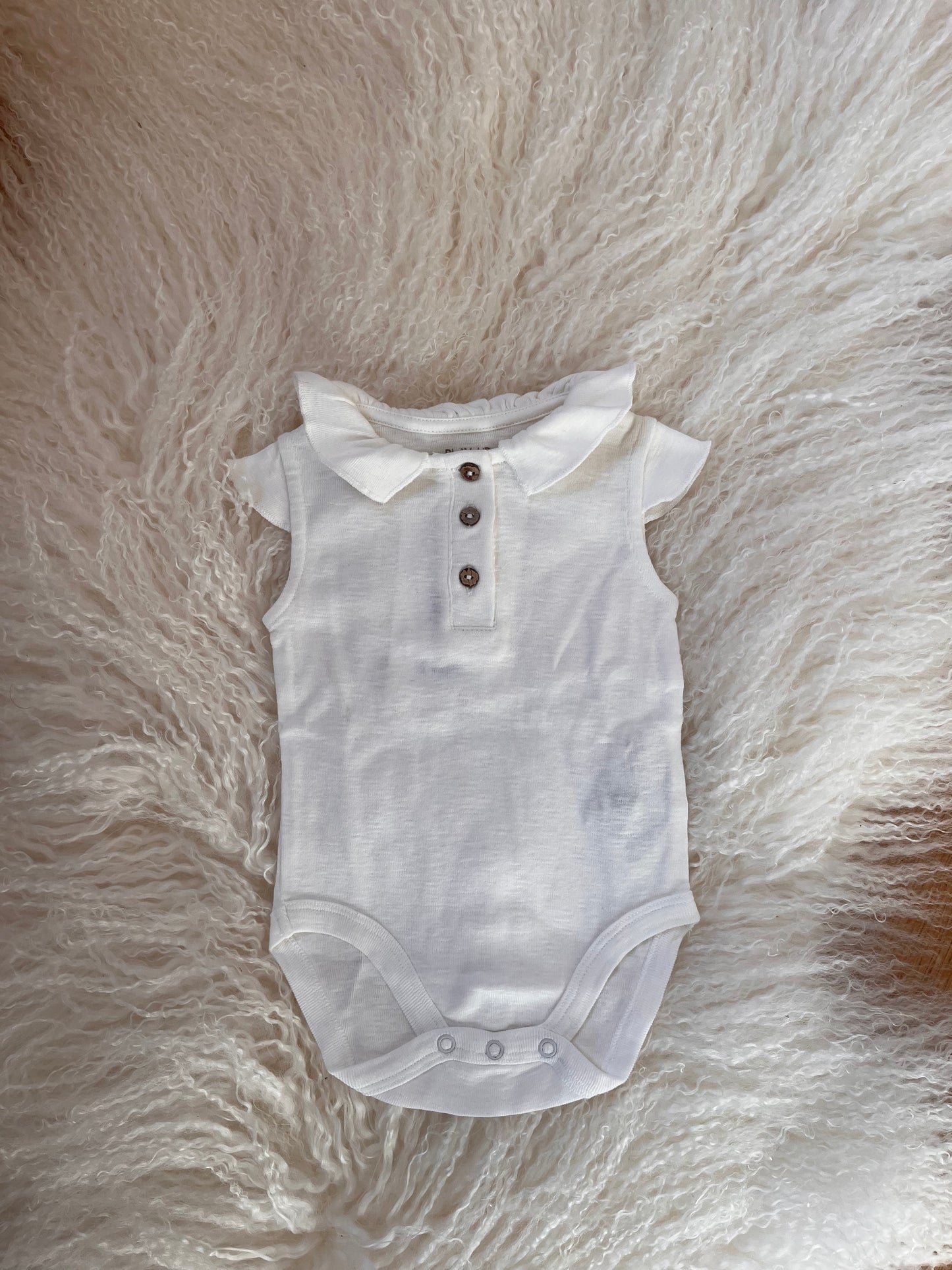 babymode kindermode kinderkleidung babykleidung weisser kurzarm body mit rüschenkragen