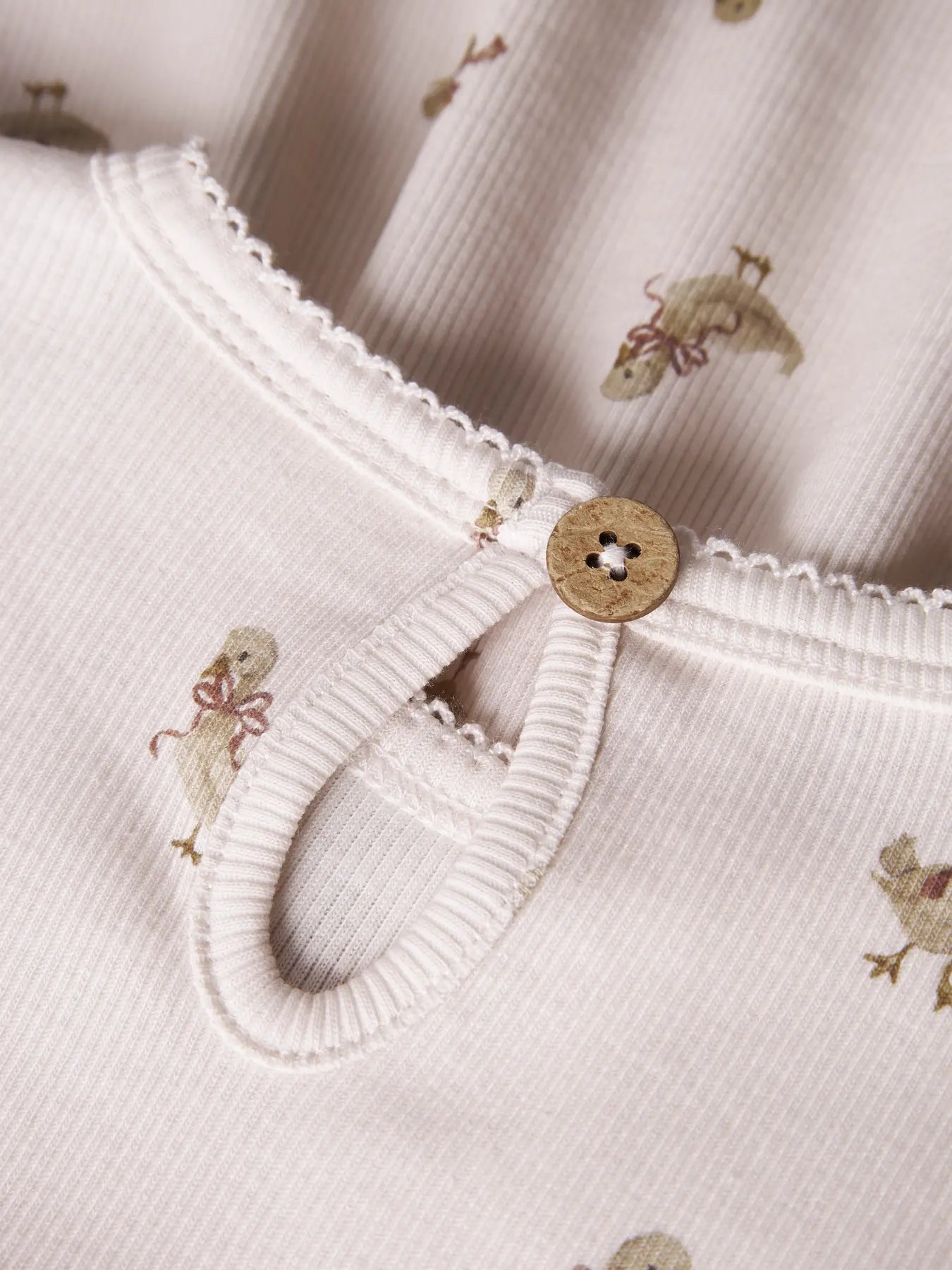 süßes langarmkleid mit einem knopf am rücken und kükenmotiven von lil' atelier aus bio-baumwolle und lyocell - detailansicht