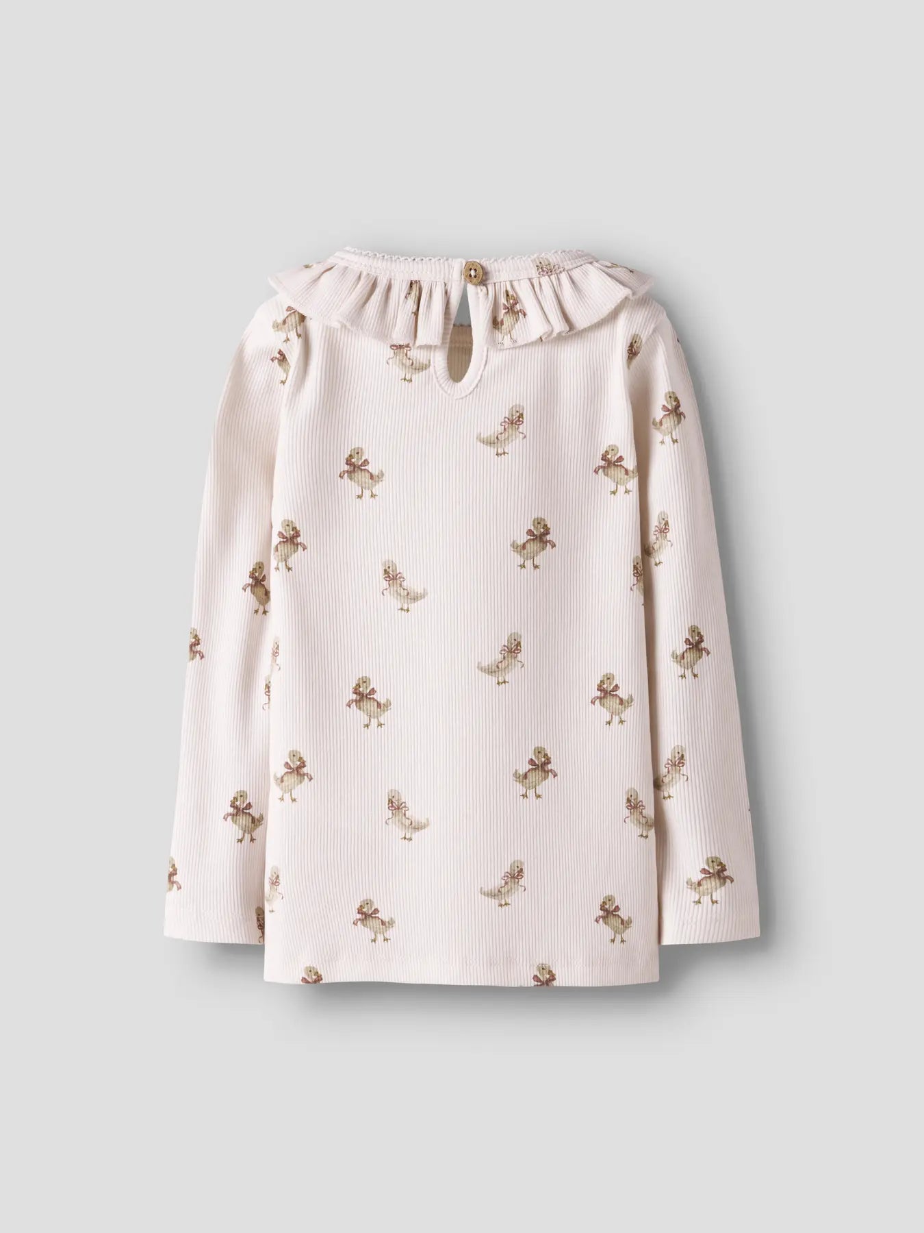 Langarmshirt in Beige natur mit kükenmotiven und rüschenkragen von lil' atelier aus bio-baumwolle und lyocell - rückansicht