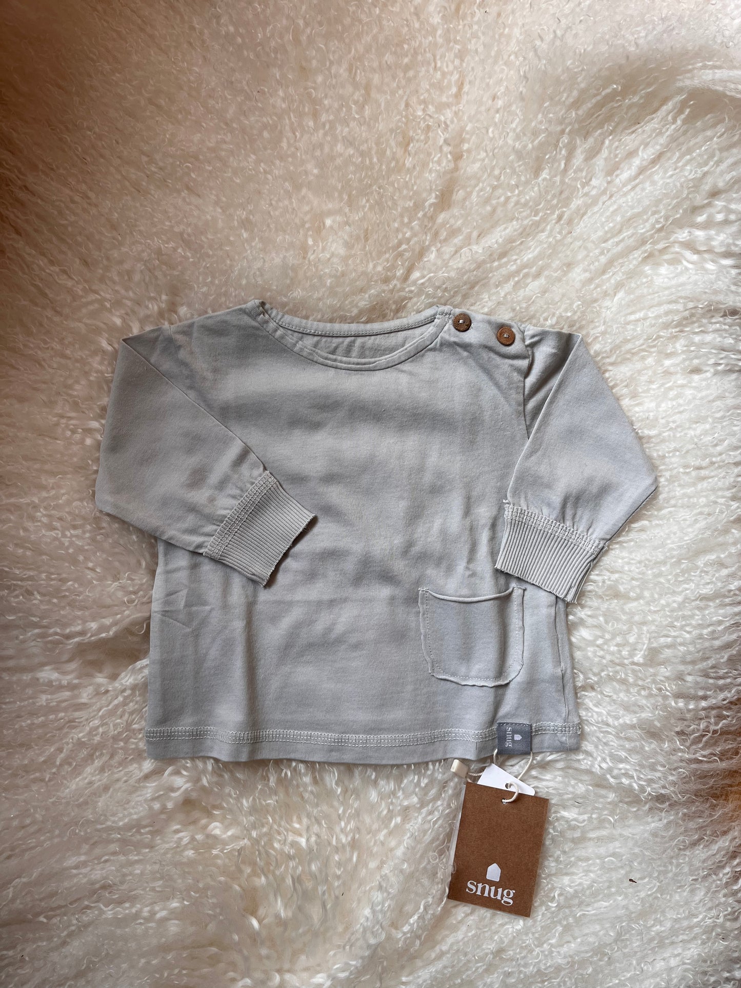 babymode kindermode kinderkleidung babykleidung hellblaues langarmshirt für babys von snug