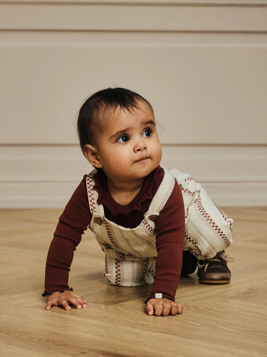 rotbrauner langarmbody aus baumwolle von lil' atelier 