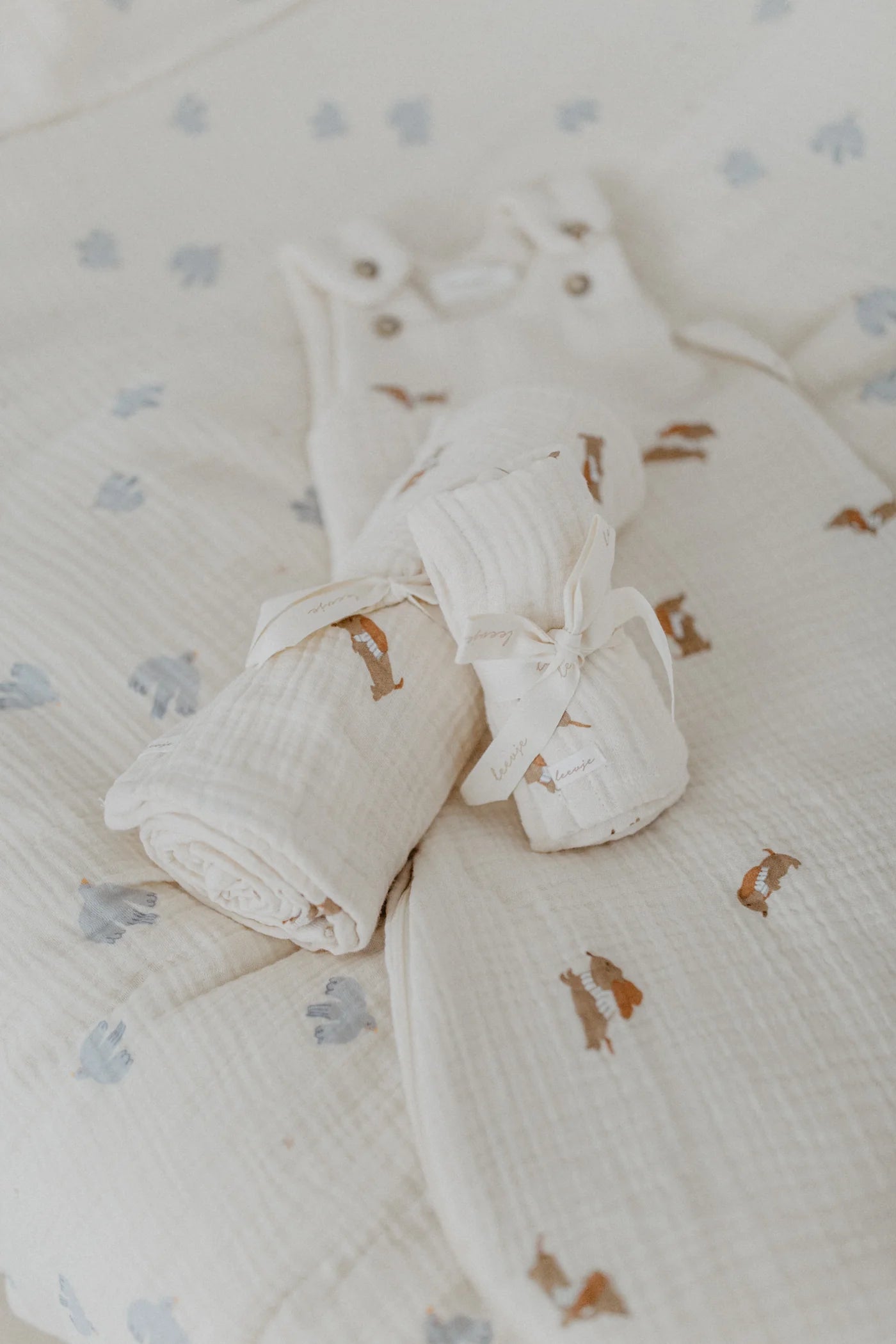 großes musselintuch 120 mal 120cm groß aus 100% bio-baumwolle von leevje mit hundemotiven - vorderansicht