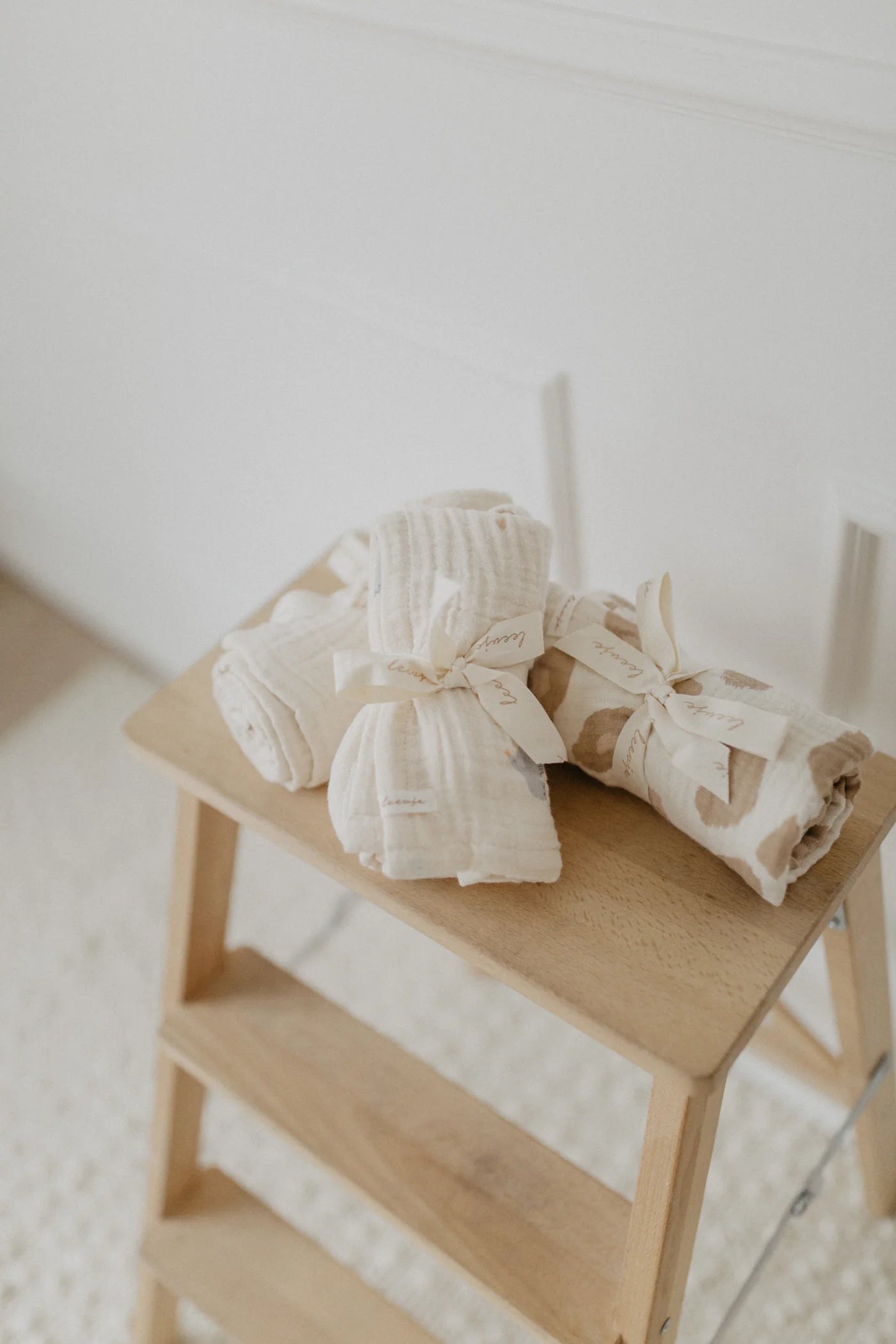 großes musselintuch 120 mal 120cm groß aus 100% bio-baumwolle von leevje mit vögelmotiven - vorderansicht