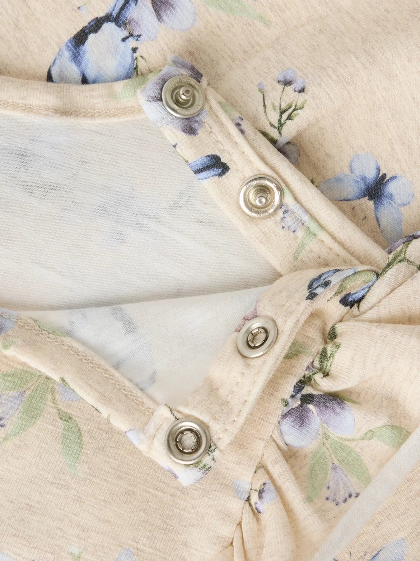 Weißes Langarmkleid aus Bio-Baumwolle und Elasthan mit Spatzenmotiven für Babys und Kleinkinder in den Größen 68,74,80 und 86 von Name It - Detailansicht